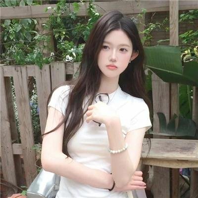 当她换上泳衣